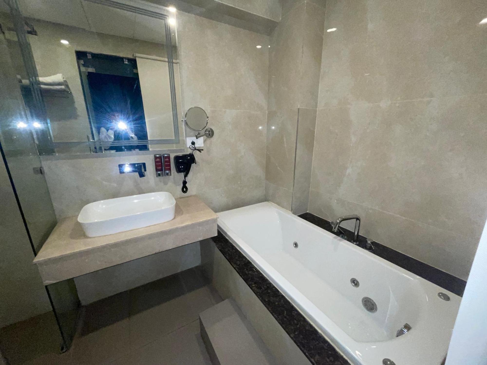Pride Hotel And Resort Rishīkesh Buitenkant foto